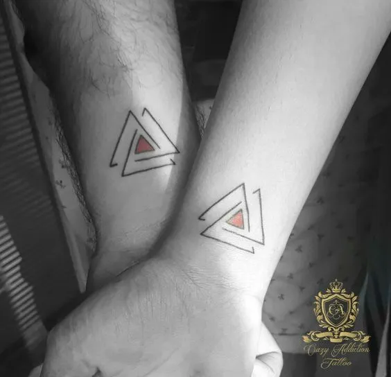 Dual Triangles Bonding in Contrast Tattoo