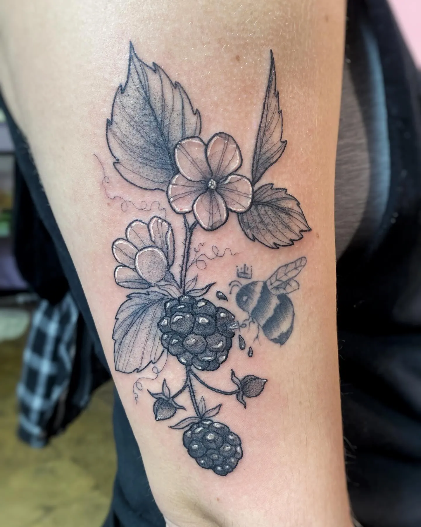 Monochrome blackberry and flower design