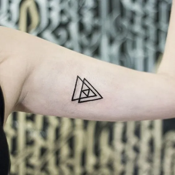 23 Cool and Modern Triangle Tattoos – SORTRA