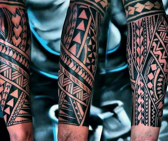 Tribal tattoo arm mann