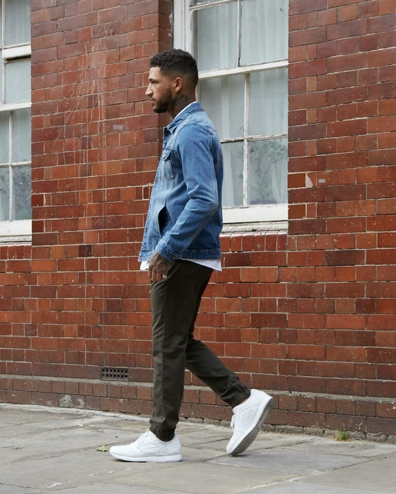 Denim jacket with olive trousers and white trainers _24