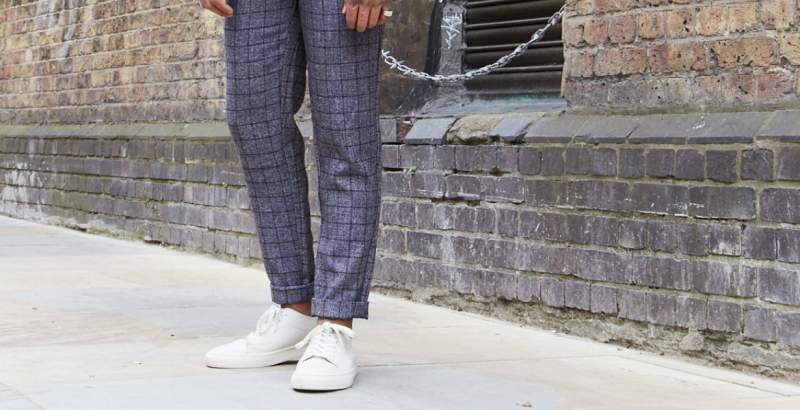 how to wear shoes no socks mens street style white trainers mens street style