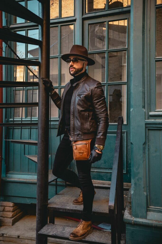  Black Outfit With Brown Leather Chelsea Boots & Brown Bag
