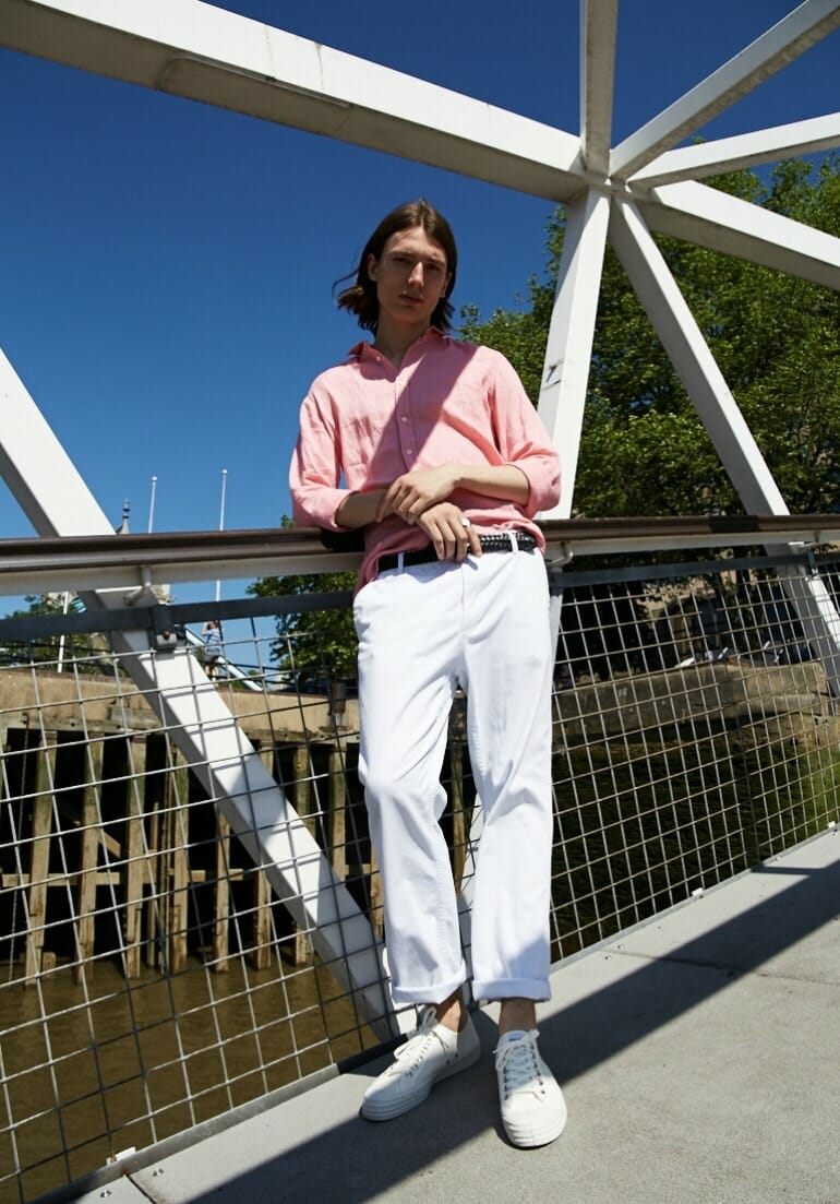 pink linen shirt white chinos white trainers mens street style