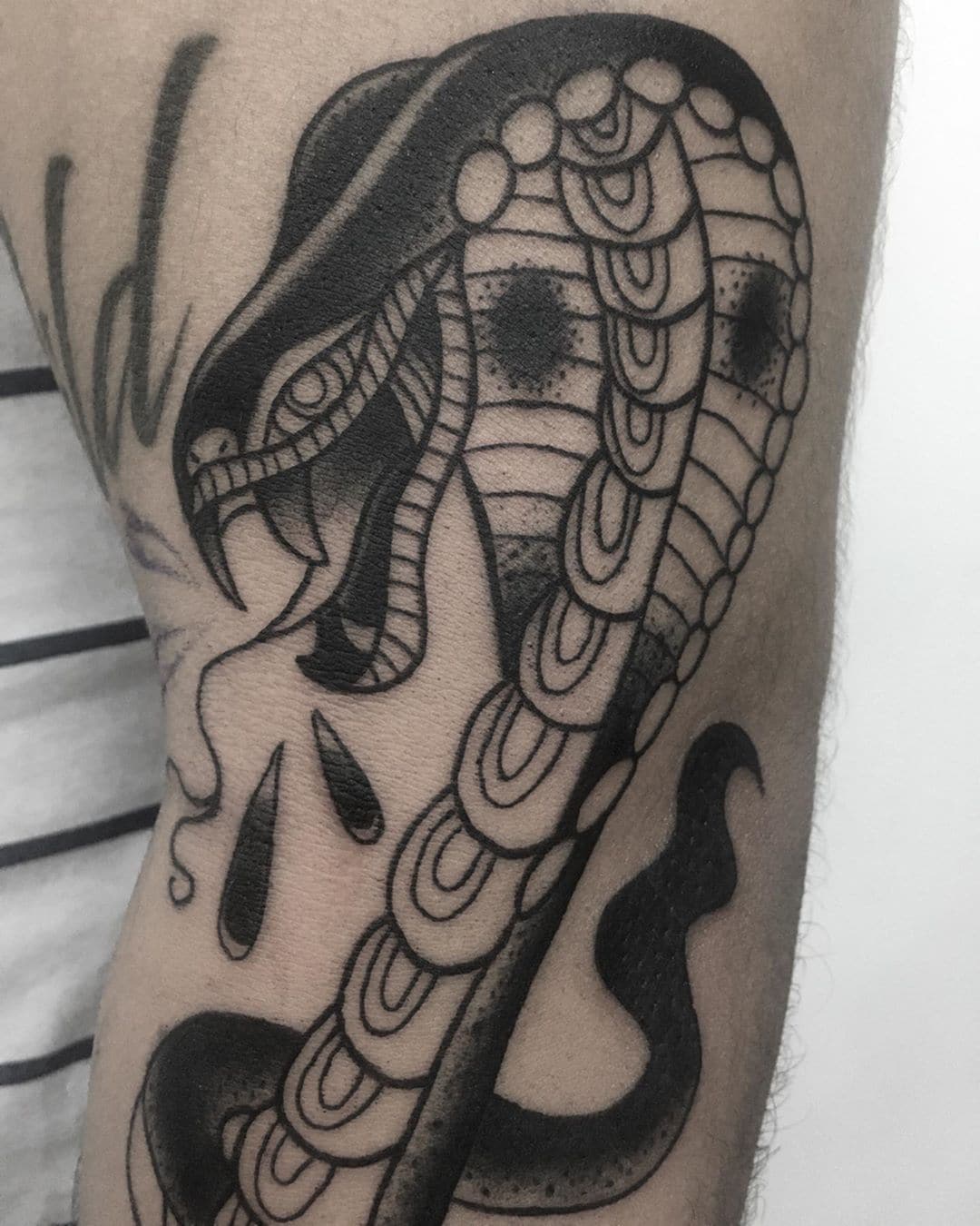 татуировки для девушек кобра