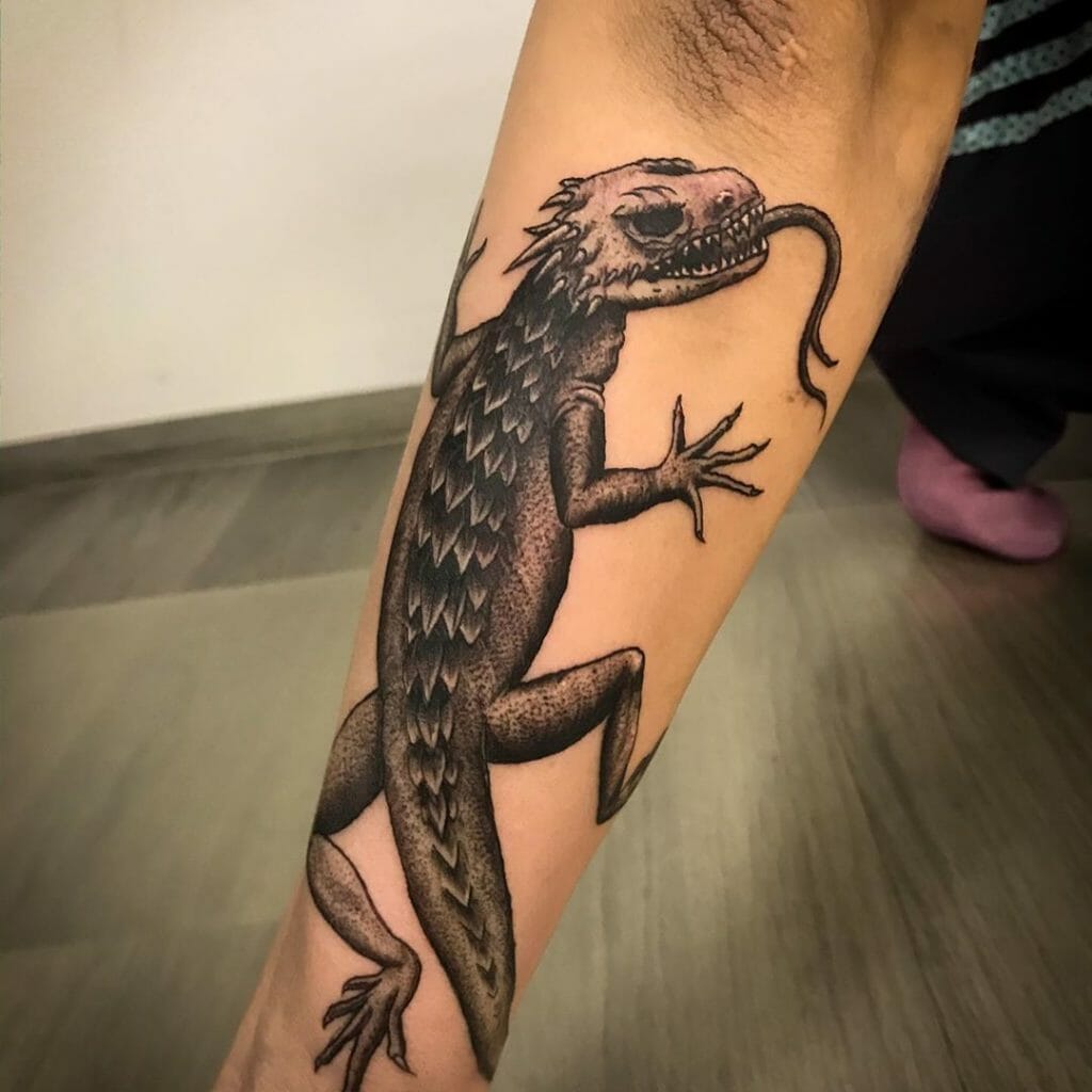 A skink my third lizard tattoo as I'm gearing up for my fourth! Located on  my back/right shoulder blade. Done by Vic Savage … | Lizard tattoo, Insect  tattoo, Lizard