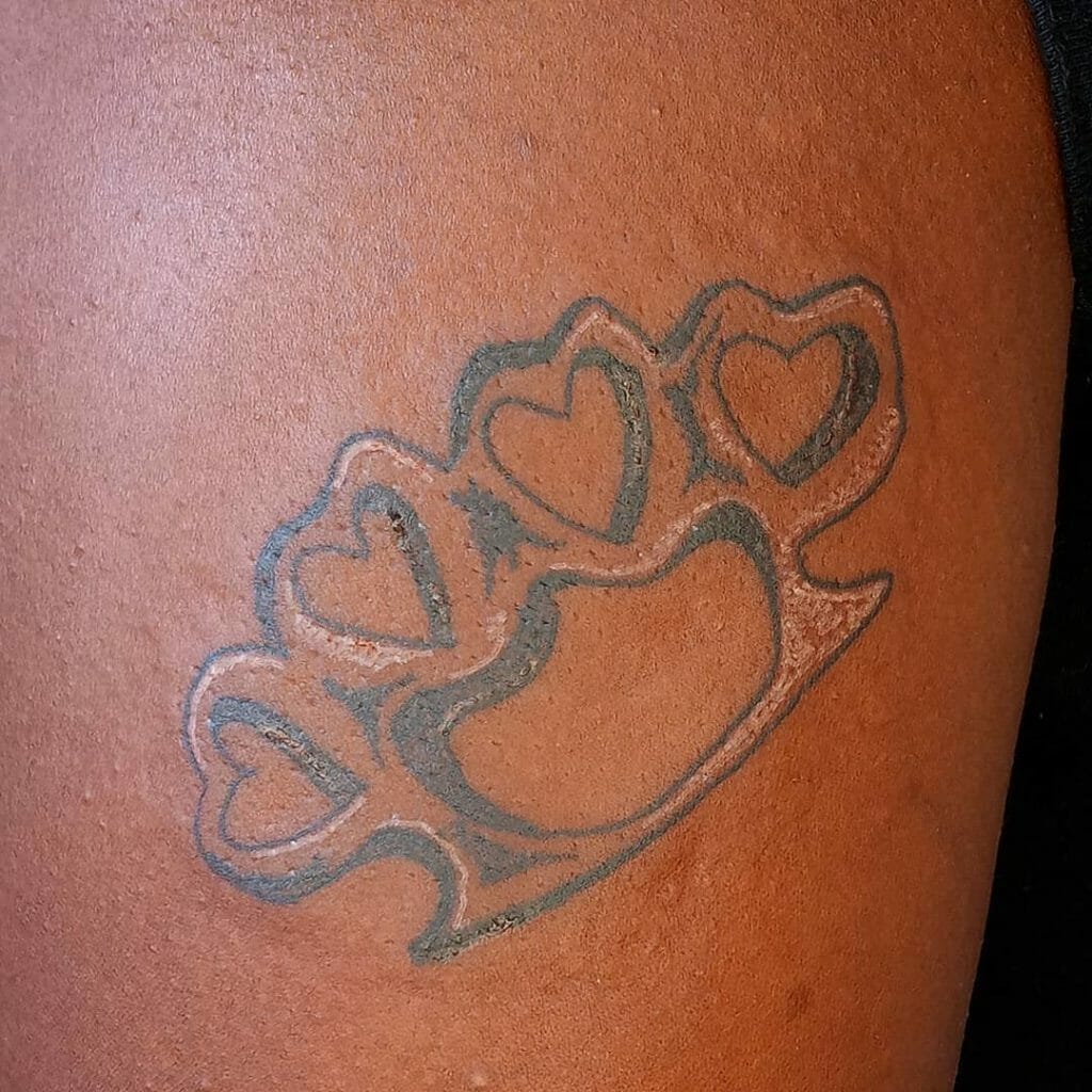 Erstaunliches Messingknöchel-Tattoo mit Herzmotiv