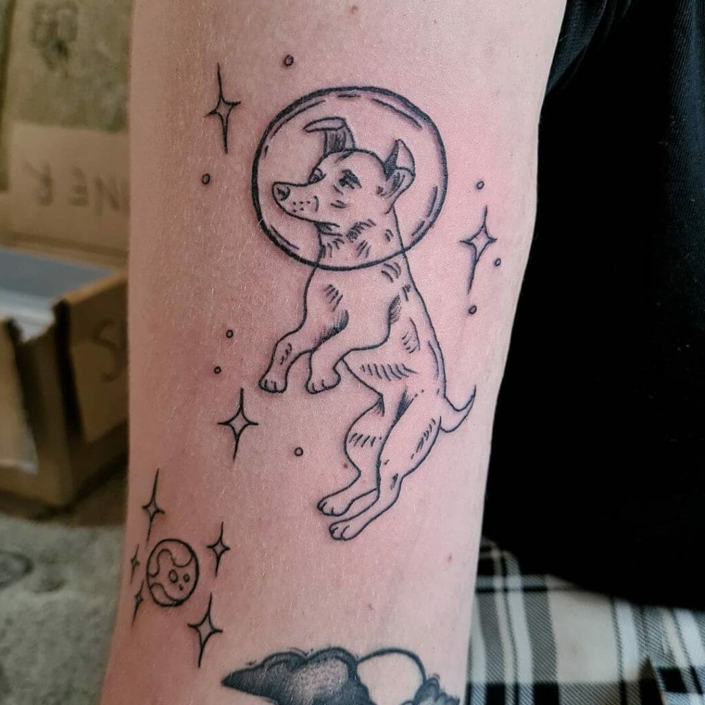 Conception de tatouage de chien astronaute
