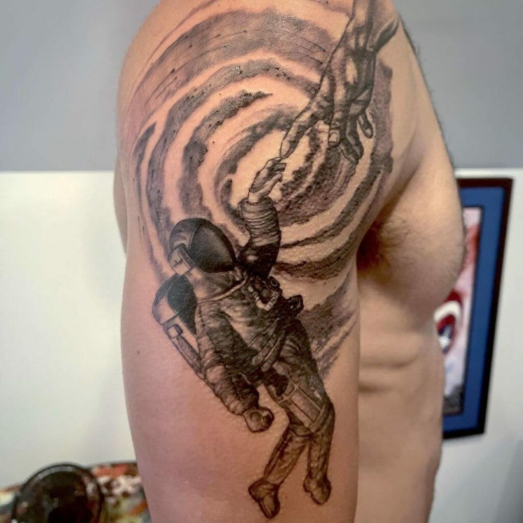 Conception de tatouage d'astronaute époustouflante pour les amateurs d'art