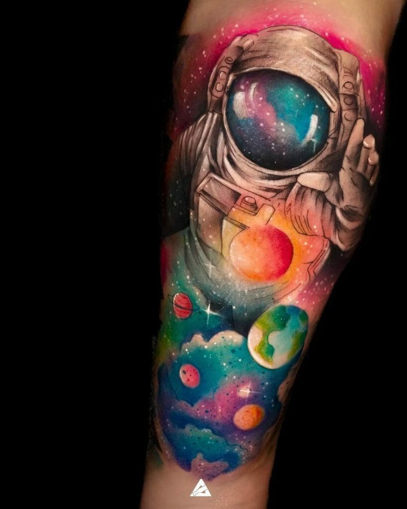 Superbe tatouage d'astronaute traditionnel