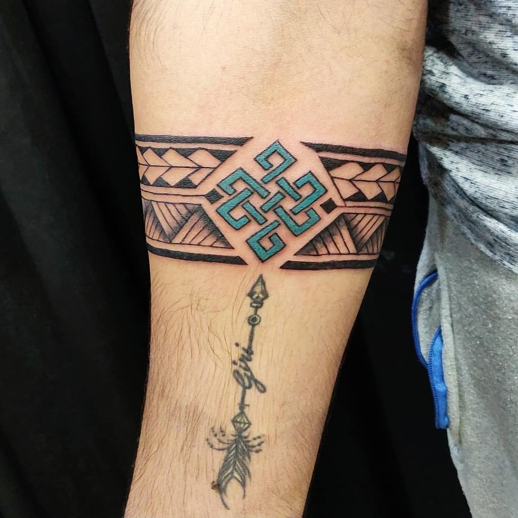 Vibrant Celtic Armband Tattoo