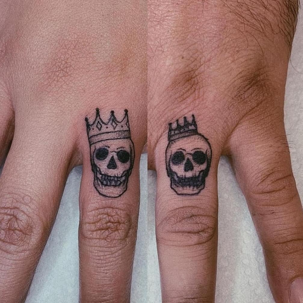 King And Queen Skull Tattoos On Fingers