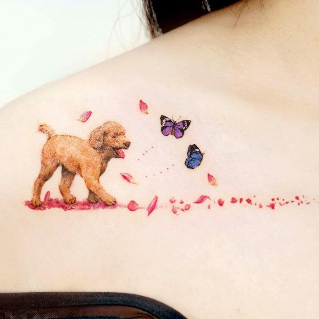 Ein Hund jagt Schmetterlinge Tattoo