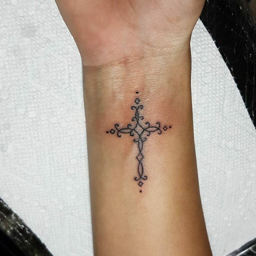 Das Mandala Kreuz Tattoo der weiblichen Anmut