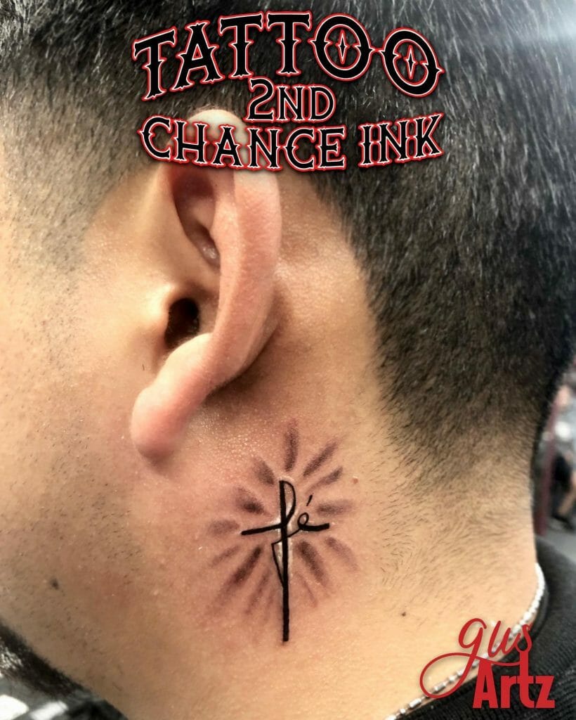 Das kleine Kreuz Tattoo des Glaubens