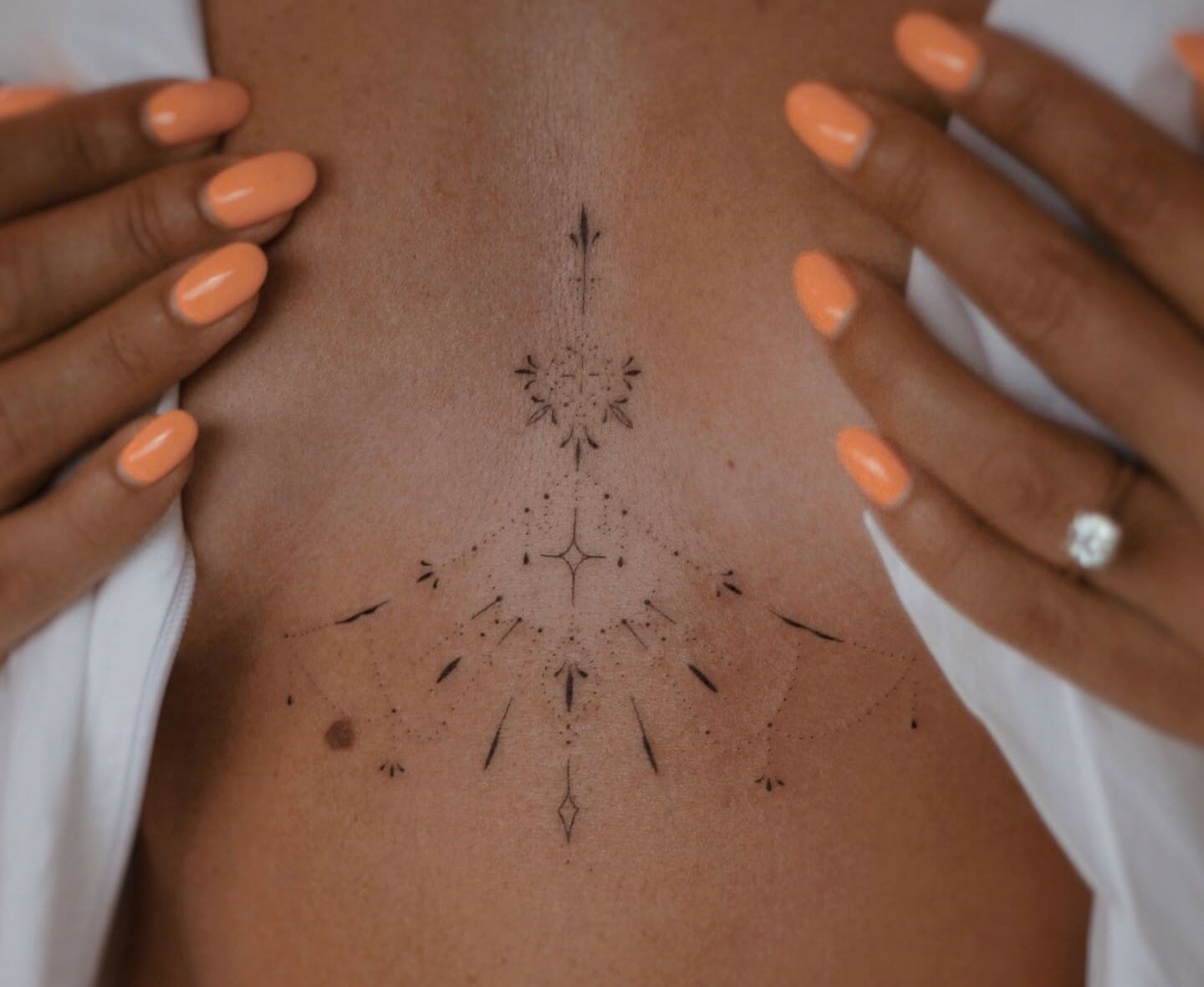 sternum tattoos as a cool and trendy tattoo trend that is not well-known to everyone. It also mentions the source of the information "I AM CO", which could be a website or a publication.