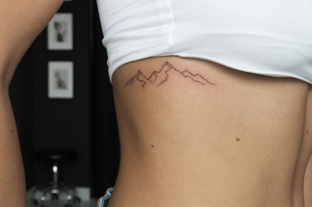 Tatuaje de línea fina de montaña