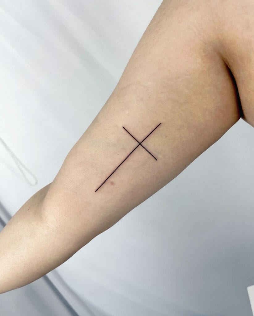 Tatuaje de cruz de línea delgada
