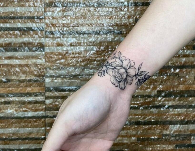 Single needle arrow bracelet tattoo.