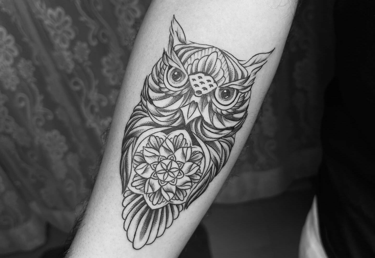Tattoos in Dénia - As Meigas Tattoo & Piercing - owl lines - Dénia.com