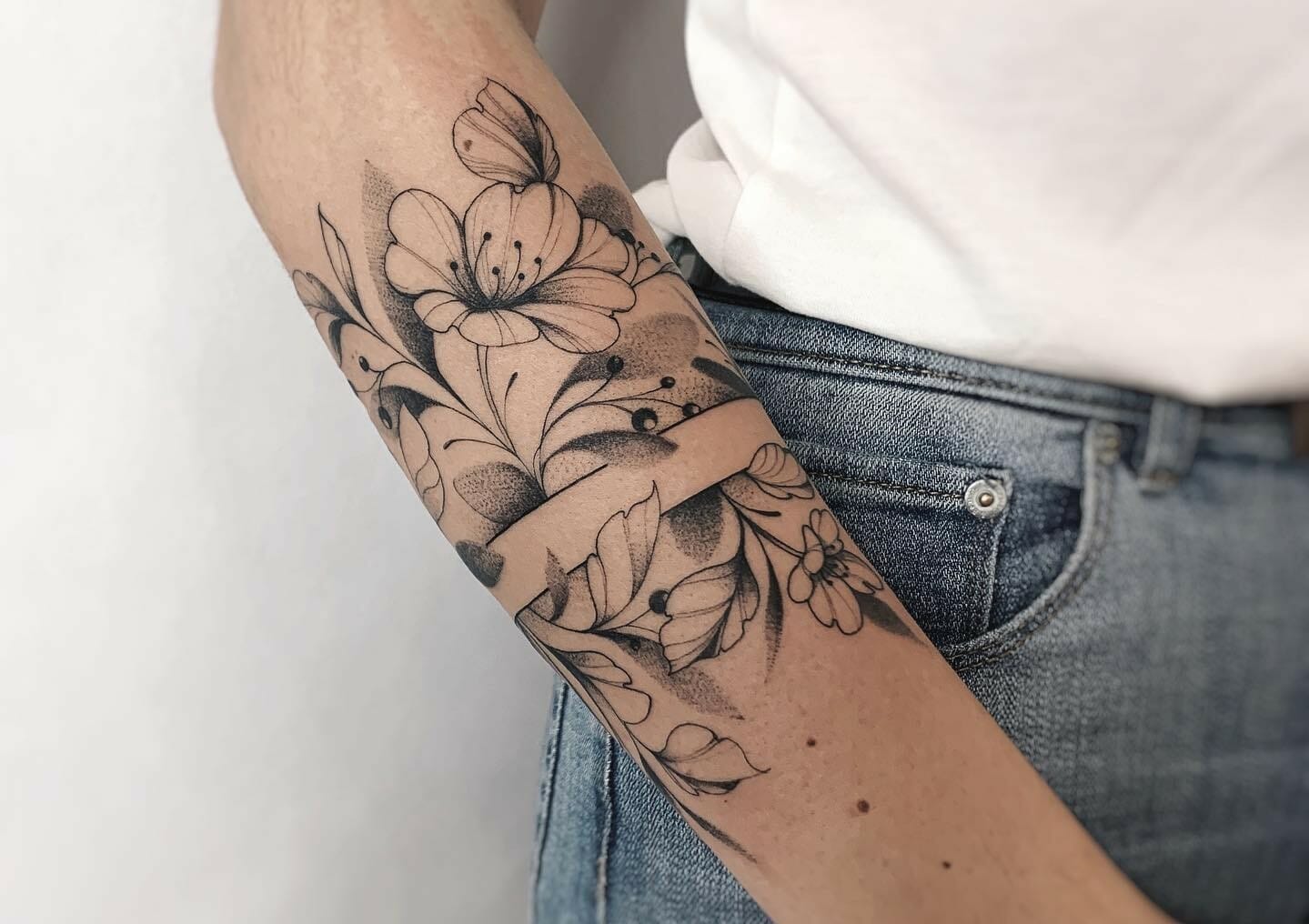 Dotwork floral arm band - Tattoo Abyss Montreal