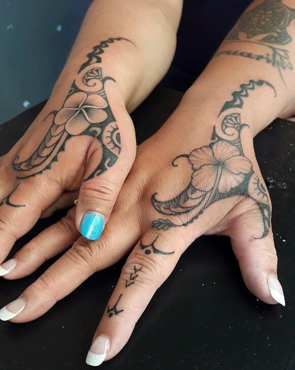 Matching Traditional Polynesia Tattoos On The Hand For Best Friends Or Couples