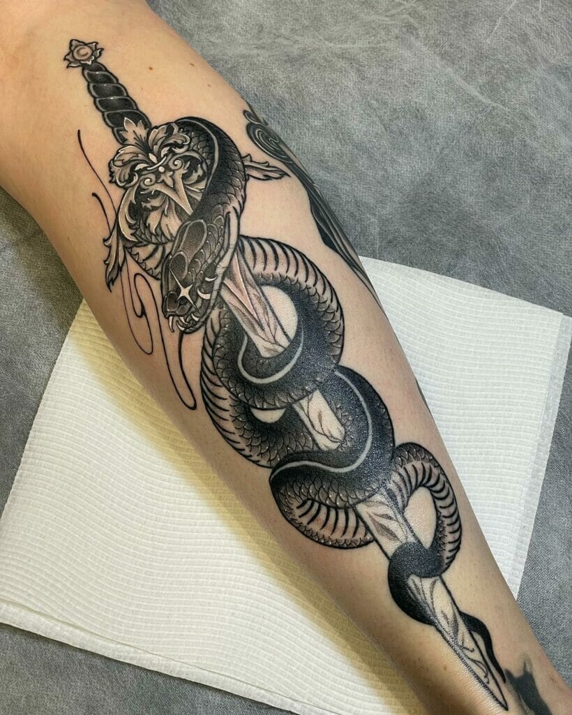 Weiße und schwarze Grunge-Schwert-Schlangen-Tattoos