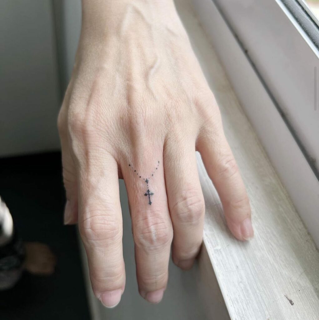 Tatouage de doigt de chapelet
