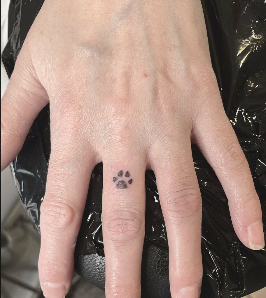 Petit tatouage de patte pour les amoureux des chiens
